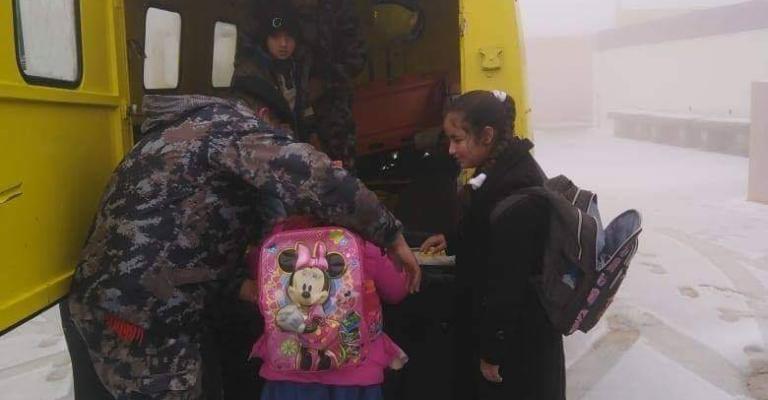 الدفاع المدني يؤمن 84 شخصا إلى مناطق آمنة في الطفيلة (صور)