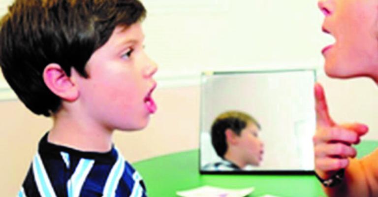 أطفال سوريون يعانون من تأخر النطق، في ظل غياب العلاج