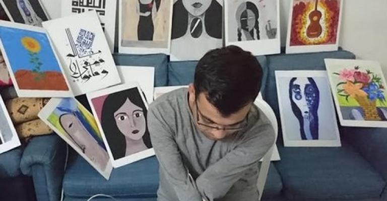 شاب سوري الأول على دفعته في كلية الفنون رغم أنه فاقد لذراعيه