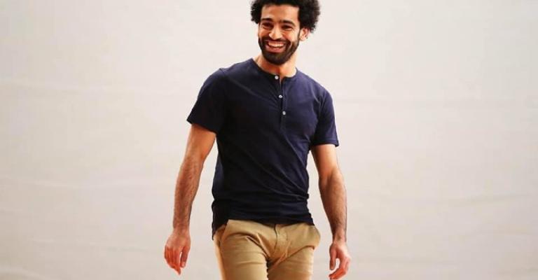 صلاح ينشر صورة لزوجته وابنته ويغطّي وجهيهما.. وجدل واسع (شاهد) صلاح ينشر صورة لزوجته وابنته ويغطّي وجهيهما.. وجدل واسع (شاهد)