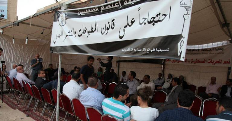 صحفيون يحتجون ضد شرط تفريغ رئيس تحرير.. والهيئة توضح