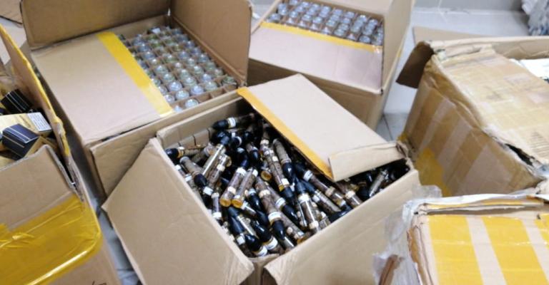 «الجمارك» تحبط تهريب دخان وسجائر الكترونية ولوازمها (صور)