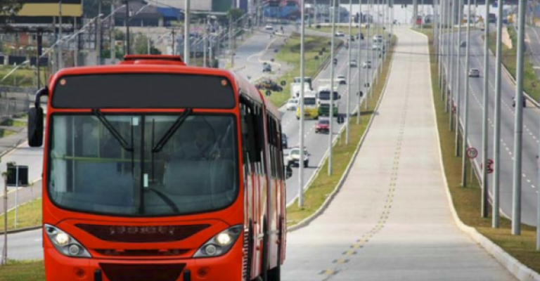 الشواربة يعد بتشغيل 135 حافلة نقل عام في حزيران