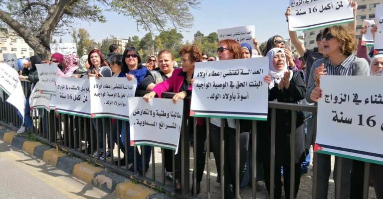 فعاليات نسائية امام مجلس الأمة مع و ضد تعديل قانون الأحوال الشخصية