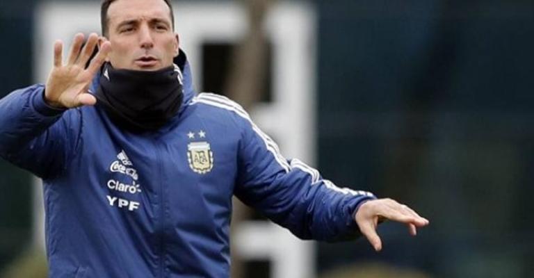 سيارة تدهس مدرب منتخب الأرجنتين بإسبانيا سيارة تدهس مدرب منتخب الأرجنتين بإسبانيا