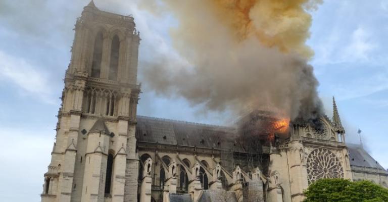 انهيار كلي لسقف كاتدرائية نوتردام في باريس بفعل حريق (فيديوهات وصور)