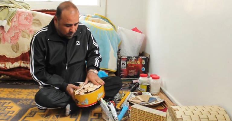 أبازيد فنان سوري يعيد استخدام الكرتون وأعواد الخشب لمجسمات فنية! أبازيد فنان سوري يعيد استخدام الكرتون وأعواد الخشب لمجسمات فنية!