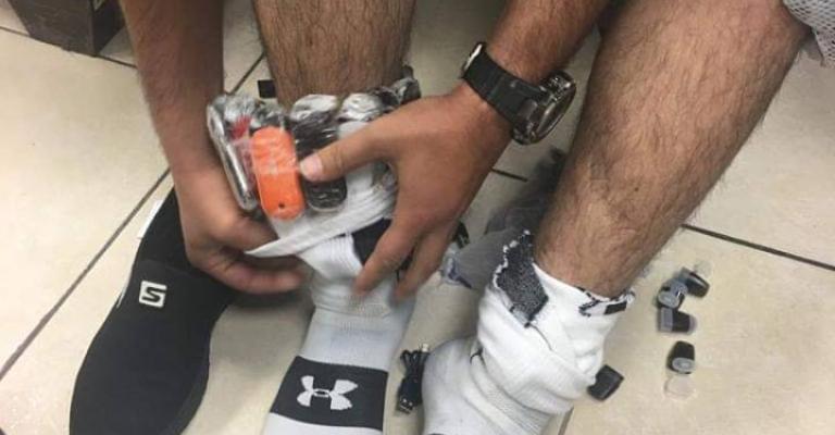 الجمارك تحبط تهريب 1460 سيجارة الكترونية في مطار الملكة علياء (صور) الجمارك تحبط تهريب 1460 سيجارة الكترونية في مطار الملكة علياء (صور)