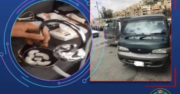 ضبط سائق باص تجاوز الاشارة حمراء وآخر يدخن الارجيلة اثناء القيادة (فيديو) ضبط سائق باص تجاوز الاشارة حمراء وآخر يدخن الارجيلة اثناء القيادة (فيديو)