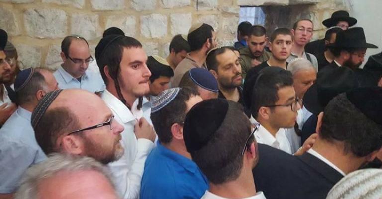 مئات المستوطنين يقتحمون الأقصى بحماية قوات الاحتلال (شاهد) مئات المستوطنين يقتحمون الأقصى بحماية قوات الاحتلال (شاهد)