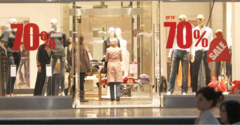 تجار الألبسة: فوضى عارمة بالتنزيلات تجار الألبسة: فوضى عارمة بالتنزيلات