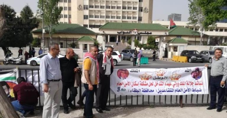 ضباط أمن متقاعدون يعتصمون أمام النواب ضباط أمن متقاعدون يعتصمون أمام النواب