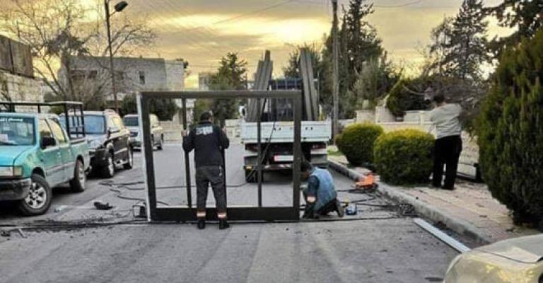Municipality of Amman removes an iron gate in Shmeisani Municipality of Amman removes an iron gate in Shmeisani