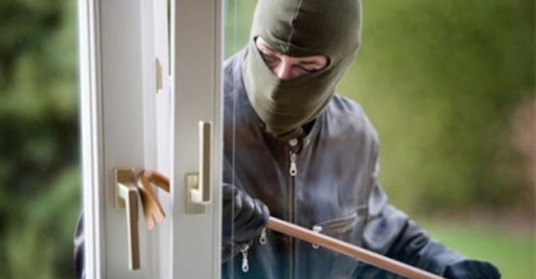 القبض على شخص قام بسرقة 160 الف دينار ومصاغ ذهبية في مادبا القبض على شخص قام بسرقة 160 الف دينار ومصاغ ذهبية في مادبا