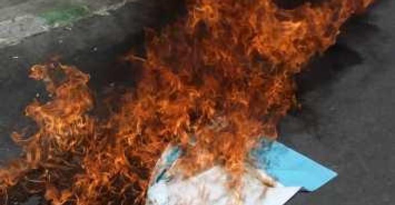 كركيون يحرقون العلم الإسرائيلي ويدينون تكريم رئيس البلدية لسياح إسرائيليين كركيون يحرقون العلم الإسرائيلي ويدينون تكريم رئيس البلدية لسياح إسرائيليين