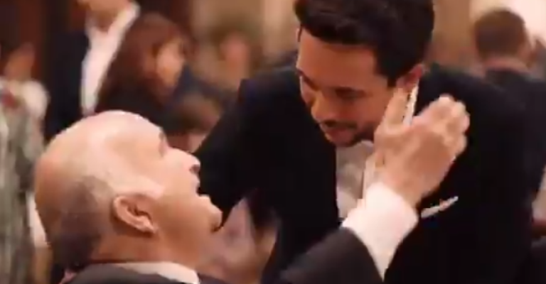 ولي العهد ينشر مقطعاً لإفطار العائلة الهاشمية في أول أيام شهر رمضان (فيديو) ولي العهد ينشر مقطعاً لإفطار العائلة الهاشمية في أول أيام شهر رمضان (فيديو)