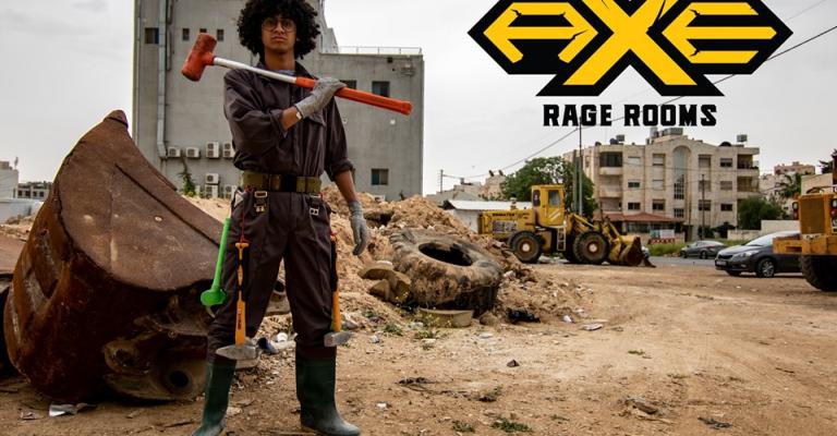 أردنيّون ينفّسون عن غضبهم في غرفة التحطيم أردنيّون ينفّسون عن غضبهم في غرفة التحطيم