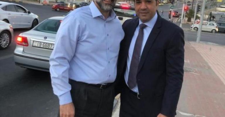 الرزاز يوزع تمرا وماء على المواطنين قبل الافطار في عمان (فيديو) الرزاز يوزع تمرا وماء على المواطنين قبل الافطار في عمان (فيديو)