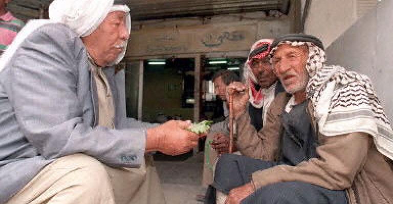 مواطنون يواجهون يوم الارتفاع بدون اهتمام مواطنون يواجهون يوم الارتفاع بدون اهتمام