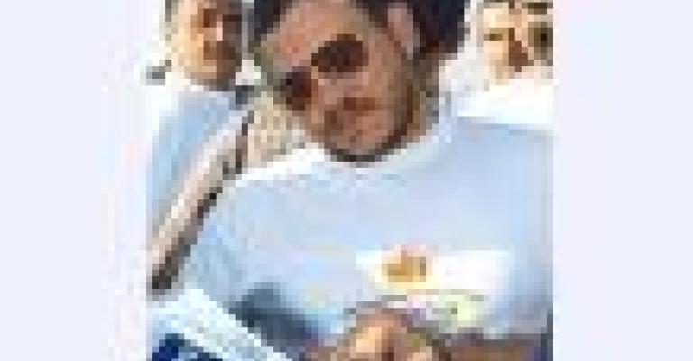 الملك يتبرع بنفقات 23 شاشة عرض لمتابة كأس العالم الملك يتبرع بنفقات 23 شاشة عرض لمتابة كأس العالم