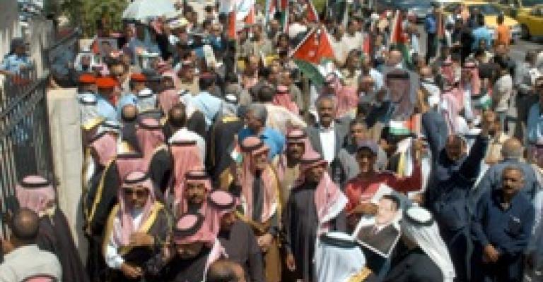 المعتصمون احتجاجاً على زيارة نواب لعزاء الزرقاوي يطالبون بمسائلتهم المعتصمون احتجاجاً على زيارة نواب لعزاء الزرقاوي يطالبون بمسائلتهم