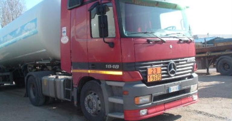 6 شاحنات أردنية عالقة على الحدود السورية