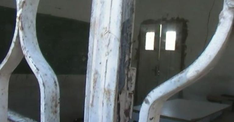 مدرسة مستأجرة منذ 1986 تعشش فيها العقارب..(فيديو) مدرسة مستأجرة منذ 1986 تعشش فيها العقارب..(فيديو)