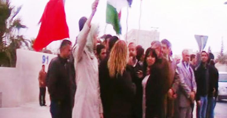 غياب العلم الأردني عن اعتصام أمام رئاسة الوزراء يثير "الأمن" ( فيديو) غياب العلم الأردني عن اعتصام أمام رئاسة الوزراء يثير "الأمن" ( فيديو)