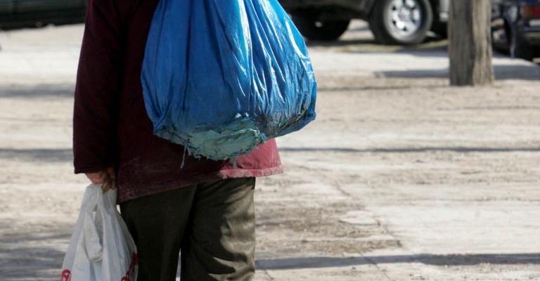 أحد الفقراء أثناء جمع العلب المعدنية في شواع عمان