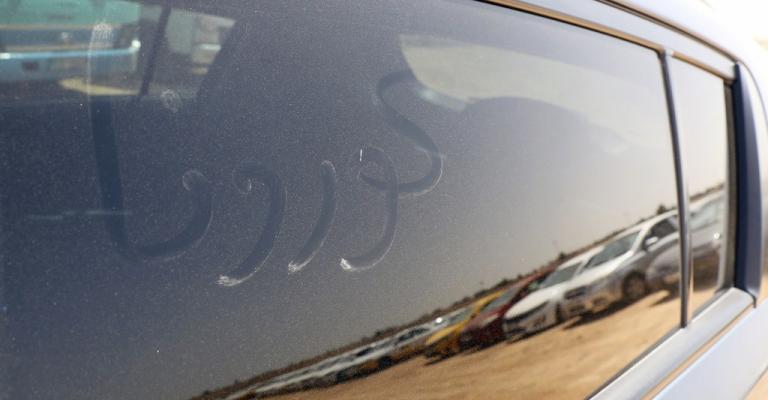 مركبة مضبوطة بسبب خرق مالكها حظر التجوال (محمد حامد/رويترز)