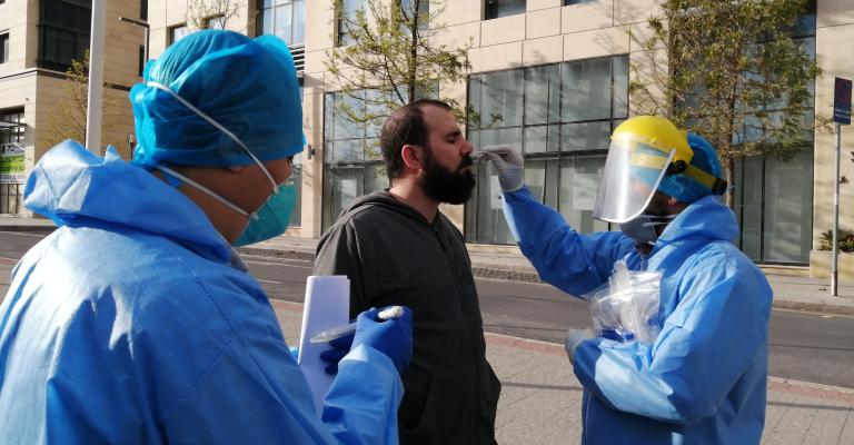 فريق استقصاء وبائي يجمع عينات عشوائية في منطقة العبدلي بعمان 14/4/2020(أغيد أبو زايد/عمان نت)