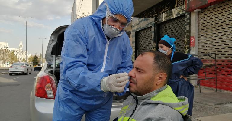 فريق استقصاء وبائي يجمع عينات عشوائية في منطقة العبدلي بعمَّان14/4/2020. (أغيد أبو زايد-عمان نت)