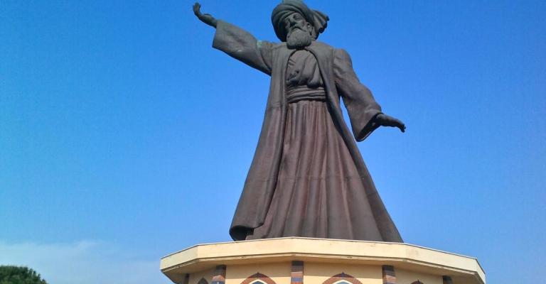 (تمثال الرومي بالقرب من مدينة أزمير التركية)