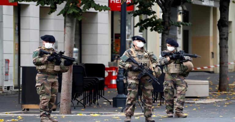 جنود فرنسيون يؤمنون كنيسة نوتردام في نيس، 29 تشرين الأول/أكتوبر 2020. (أ ف ب)