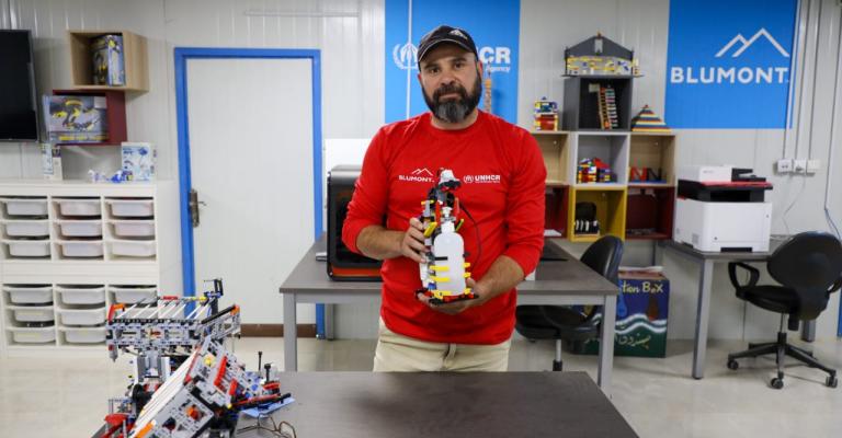 المدرب مروان الزعبي من مركز إبداع في مخيم الزعتري 