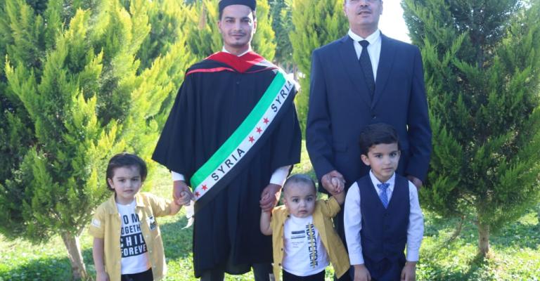 عبد الرحمن زين العابدين، إلى جانبه والده وأطفاله الثلاثة 