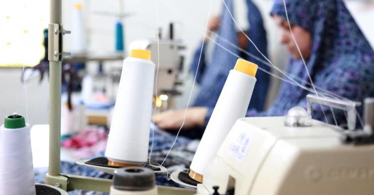 احدى النساء السوريات العاملات في مؤسسة جاسمين والتي توظف مايزيد عن 40 امرأة على مستوى المنزل والمؤسسة (أليكساندرا بك/ أوكسفام)