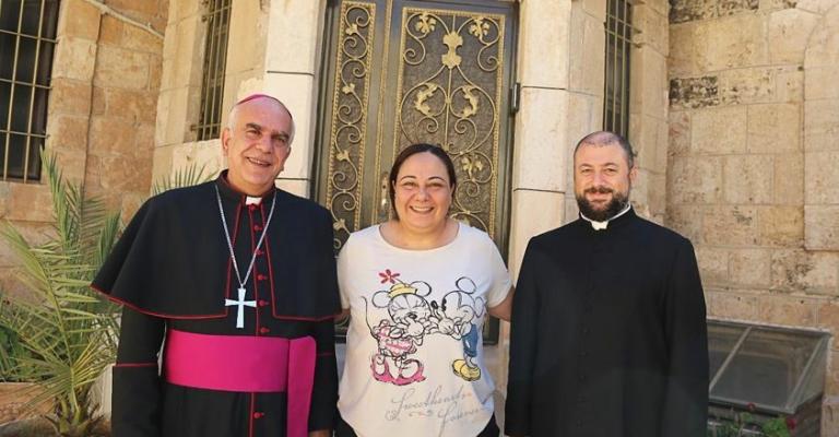 المواطنة غادة الطوال مع المطران جمال دعيبس