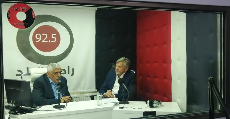 ممثل المفوضية السامية للأمم المتحدة لشؤون اللاجئين في الأردن دومينيك بارتش والصحفي داوود كُتاب في استديو راديو البلد