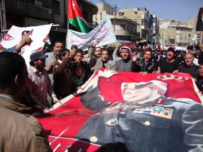 حواجز أمنية بين مسيرة وسط البلد ومسيرة موازية تأييدا للملك (صور)