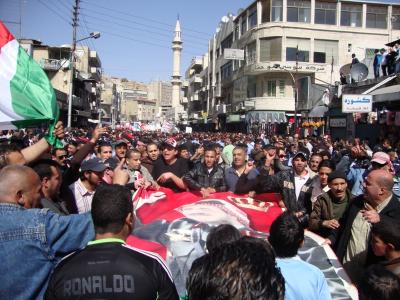 حواجز أمنية بين مسيرة وسط البلد ومسيرة موازية تأييدا للملك (صور)