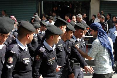 حواجز أمنية بين مسيرة وسط البلد ومسيرة موازية تأييدا للملك (صور)