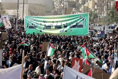 حواجز أمنية بين مسيرة وسط البلد ومسيرة موازية تأييدا للملك (صور)