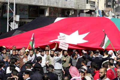 حواجز أمنية بين مسيرة وسط البلد ومسيرة موازية تأييدا للملك (صور)