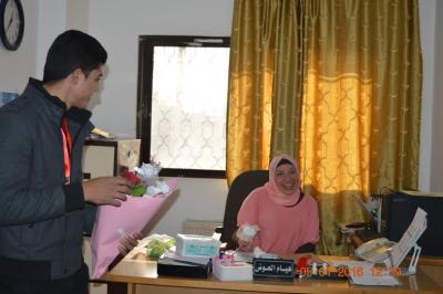 طلبة سوريون يوزعون الورود في جامعة جرش