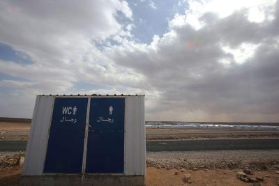 في مخيم الأزرق.. دورات مياه أم مكاره صحية!