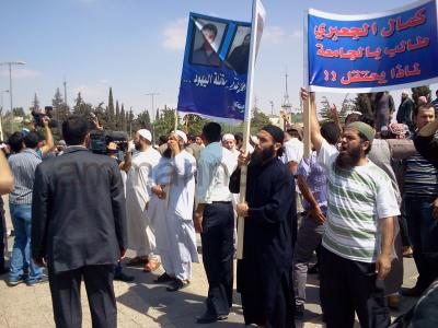 السلفيون يعلنون من امام الرئاسة الجهاد ضد النظام السوري السلفيون يعلنون من امام الرئاسة الجهاد ضد النظام السوري