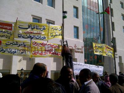 مفصولو اورنج يعتصمون ويرفضون المساومة على حقوقهم 