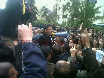 إحباط محاولة انتحار معتصم من فوق وزارة المياه إحباط محاولة انتحار معتصم من فوق وزارة المياه