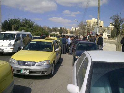 سائقو تكسي الزرقاء يعتصمون امام النواب 